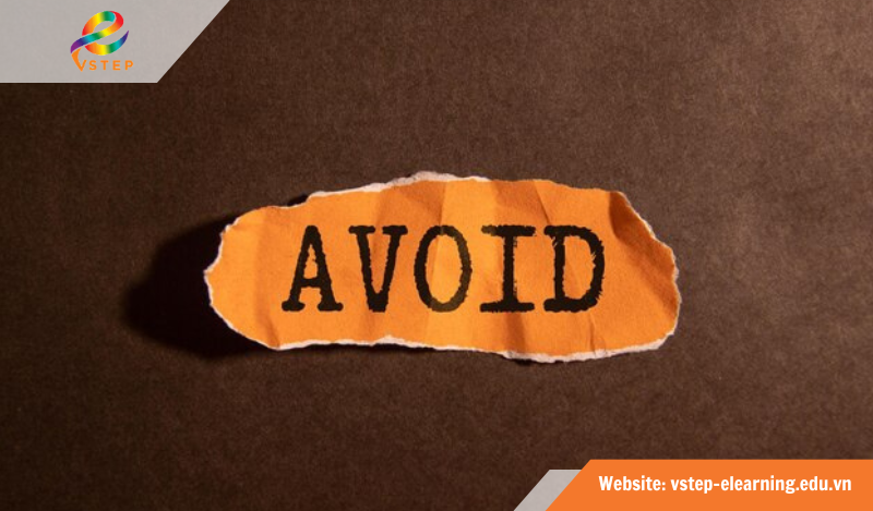 Avoid đi với to V hay V-ing?